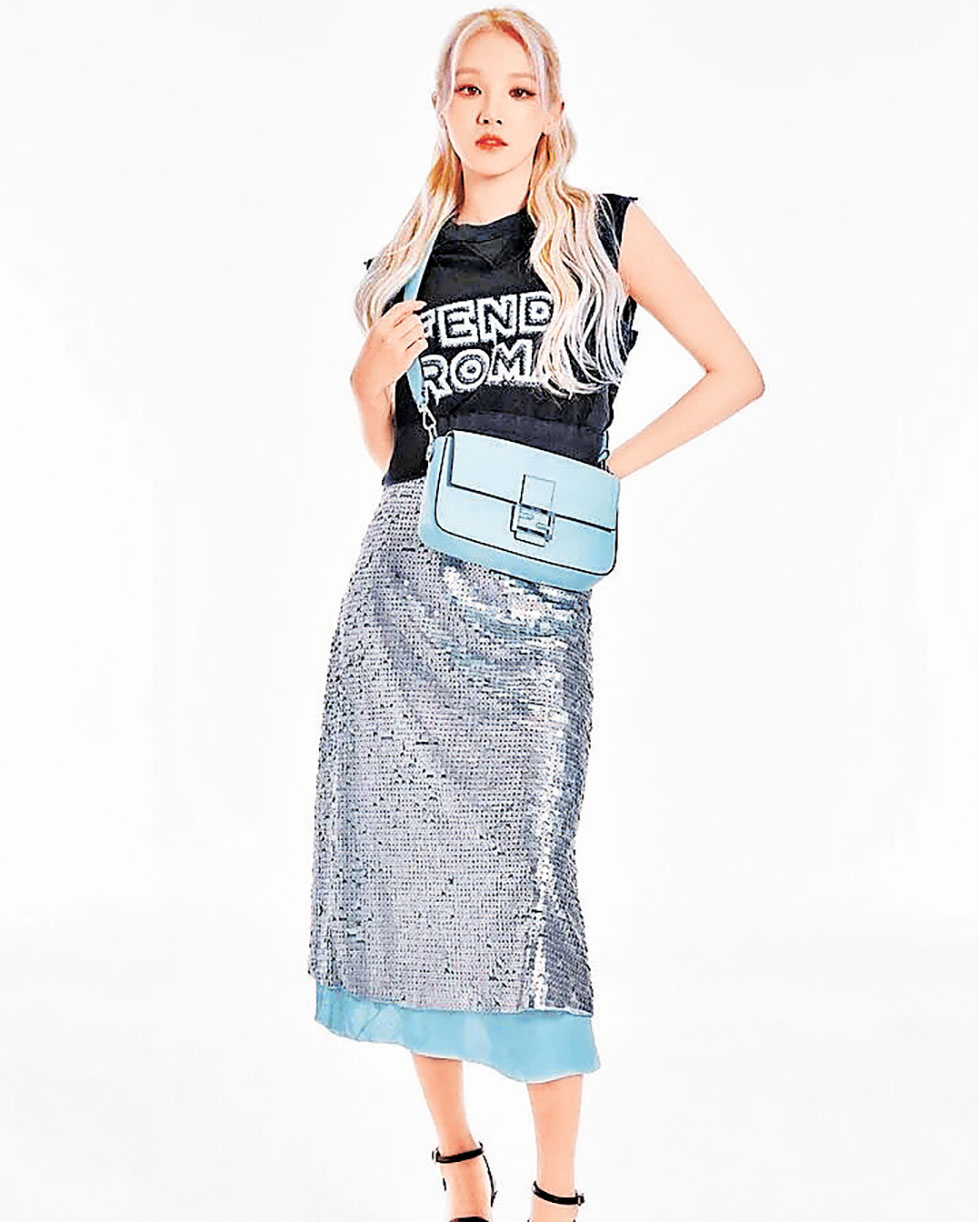 ■雨琦示範手袋斜孭。