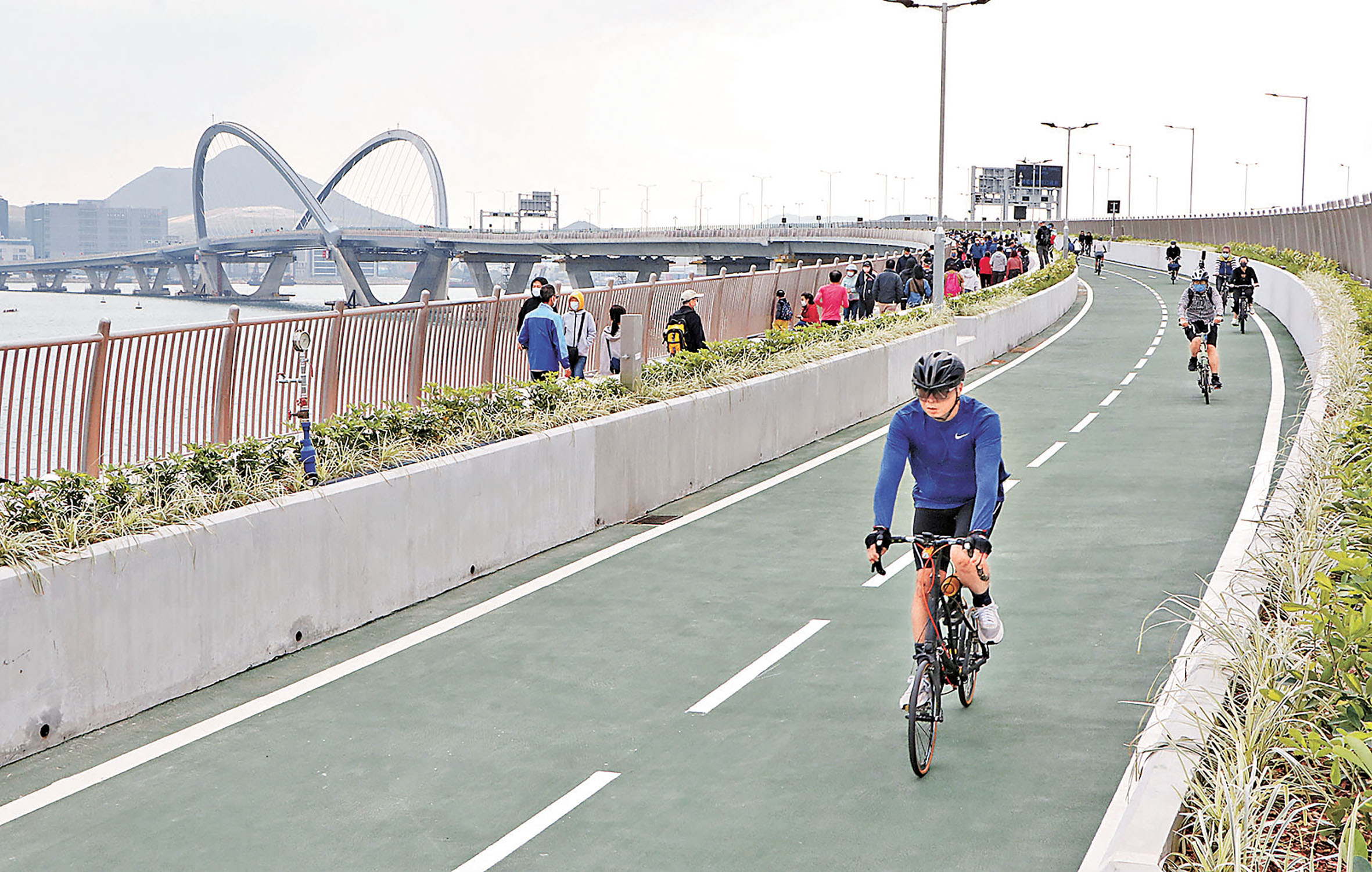 ■不少單車發燒友假日到跨灣大橋踩單車。