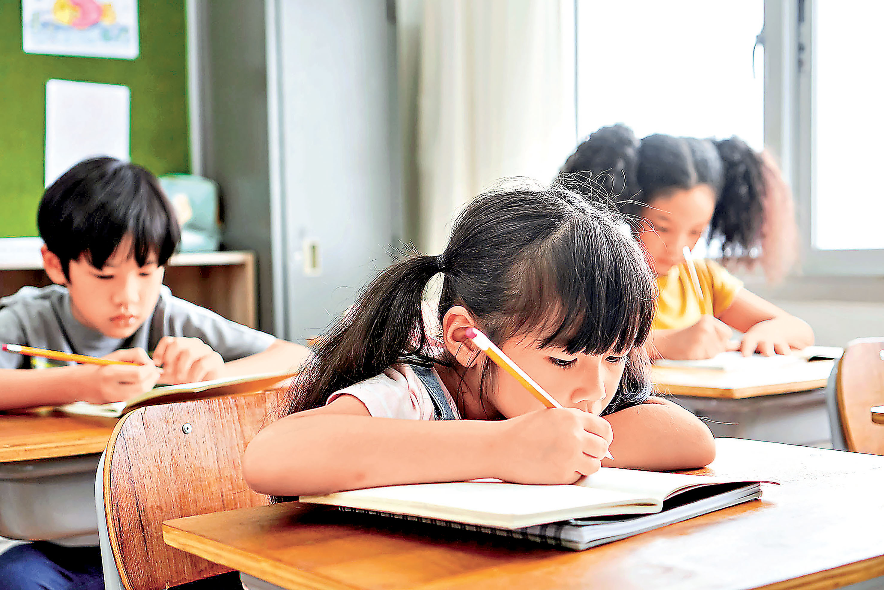 ■學生追趕進度，也要適時護眼。