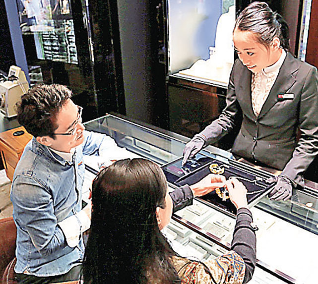 ■珠寶金飾店預期將會受惠內地旅客重臨本港。