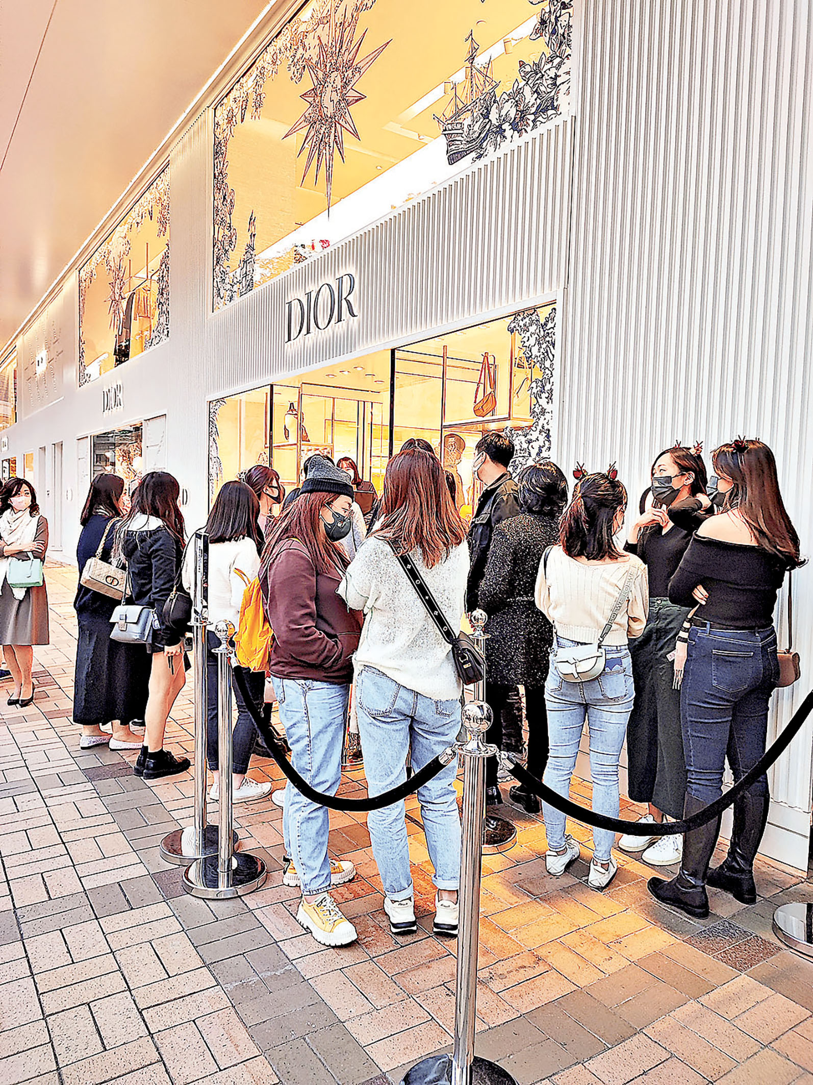 ■假日廣東道名店門外有人龍排隊等候入內購物。