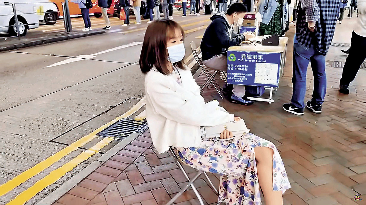 ■「賣身葬父」女子衣着光鮮亮麗。 網上影片截圖