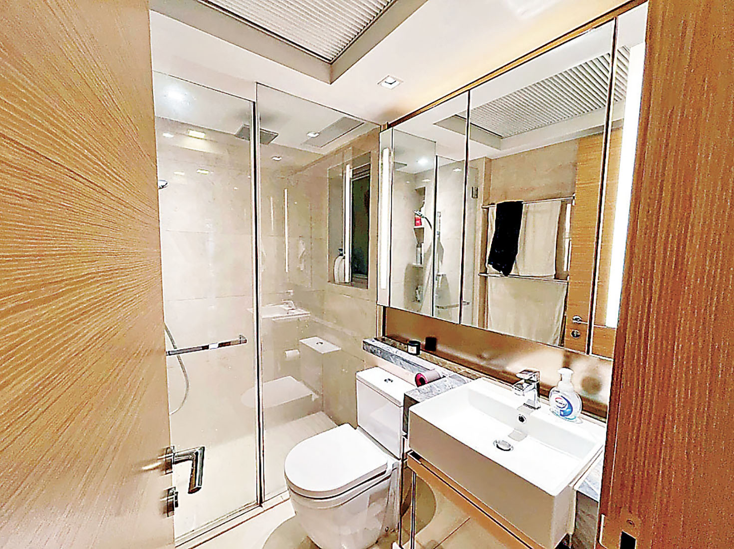 ■淋浴間夠闊落。