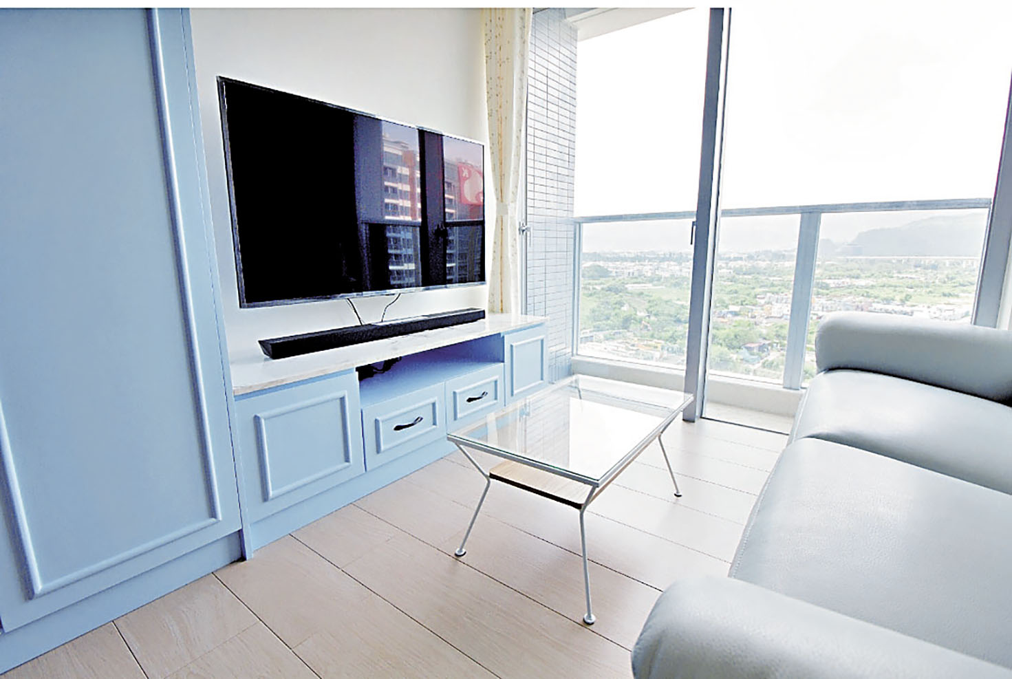 ■客廳藍色主調，散發法式浪漫氣氛。