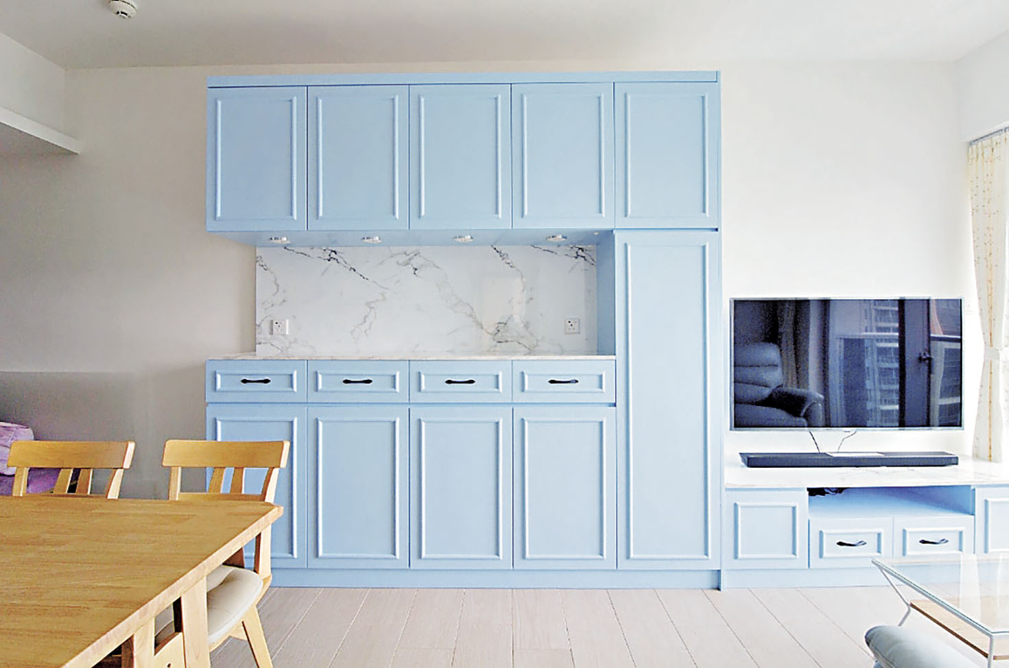 ■大廳的藍色C字櫃十分搶眼。