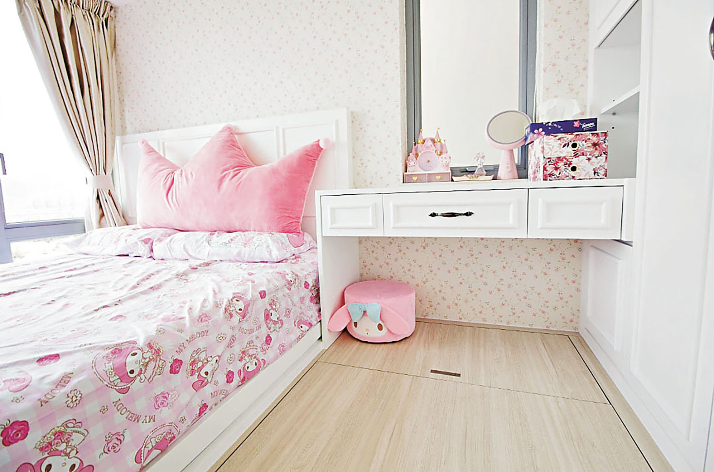 ■房間採用淺白色傢具，木紋地台增收納空間。