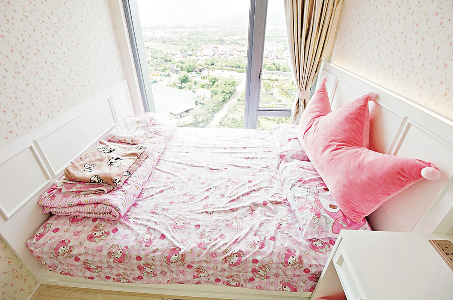 ■主人睡房淺白配搭粉紅小磁花牆紙，散發出年輕女主人的少女氣息。