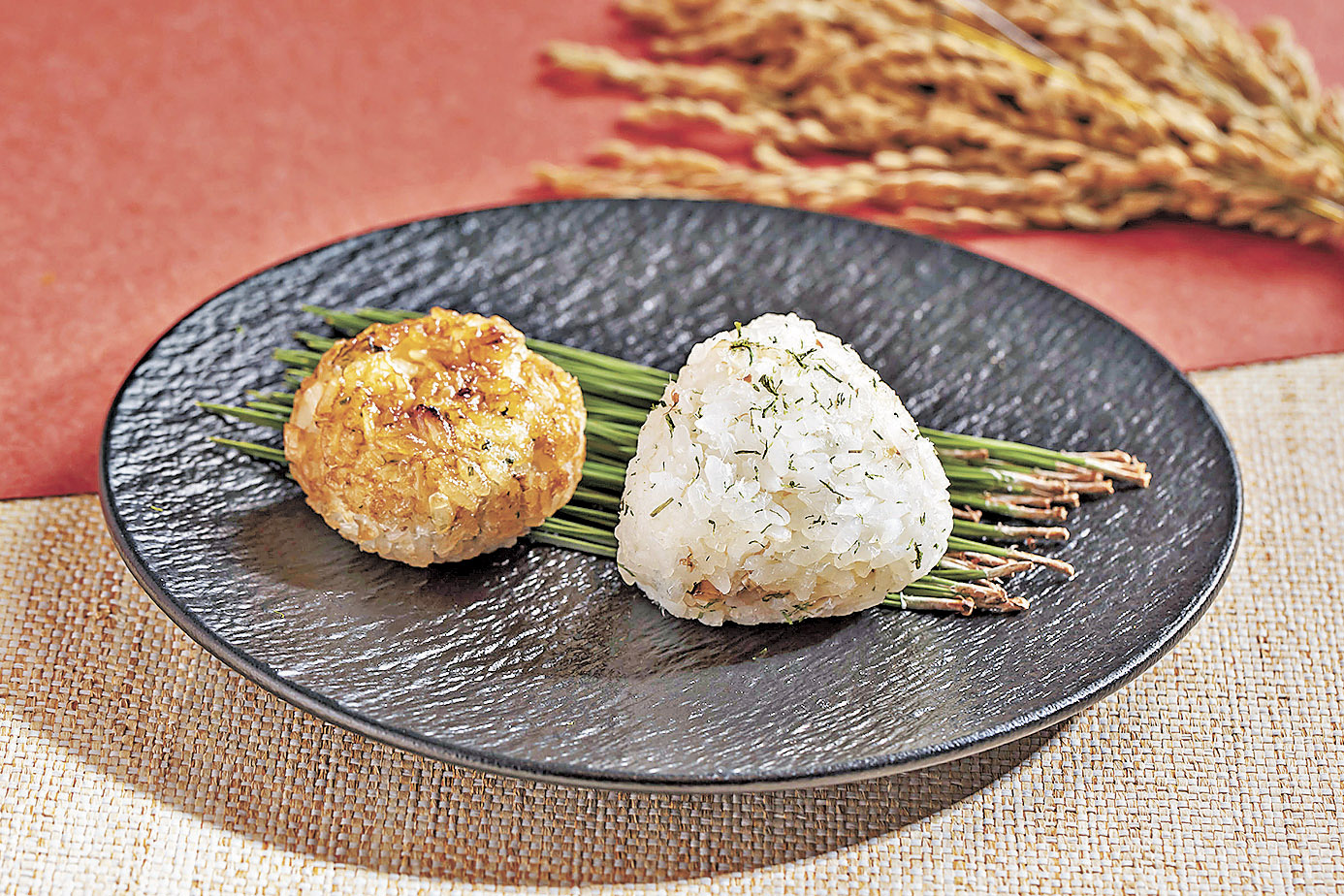 ■日式紫蘇池魚飯糰。