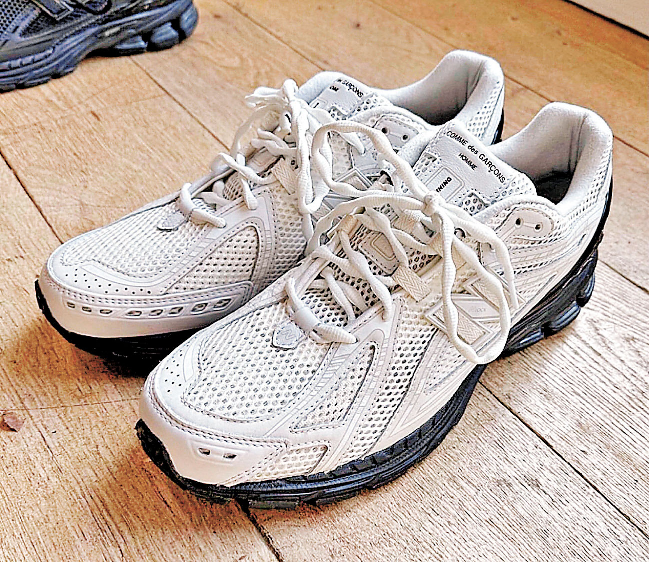 ■鞋舌以及鞋墊上壓印上品牌名字。