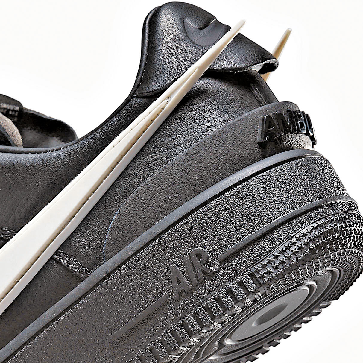 ■波鞋後跟加上AMBUSH浮雕。