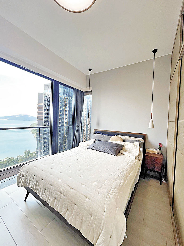 ■長方形睡房設有高身衣櫃。