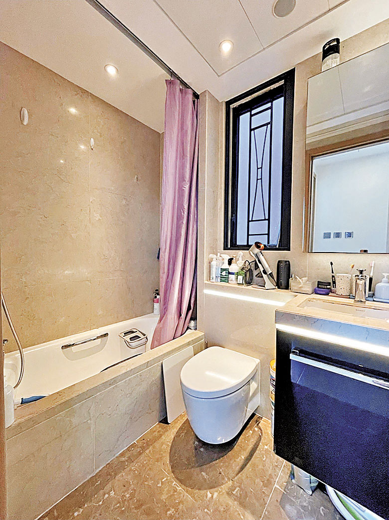 ■酒店式標準的廁所和浴缸。