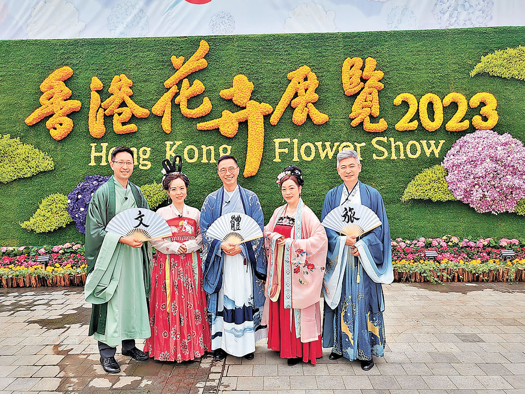 ■楊潤雄（中）、劉震（右一）及招文亮（左一）等人錄製視頻推介香港花展。 香港文體旅局