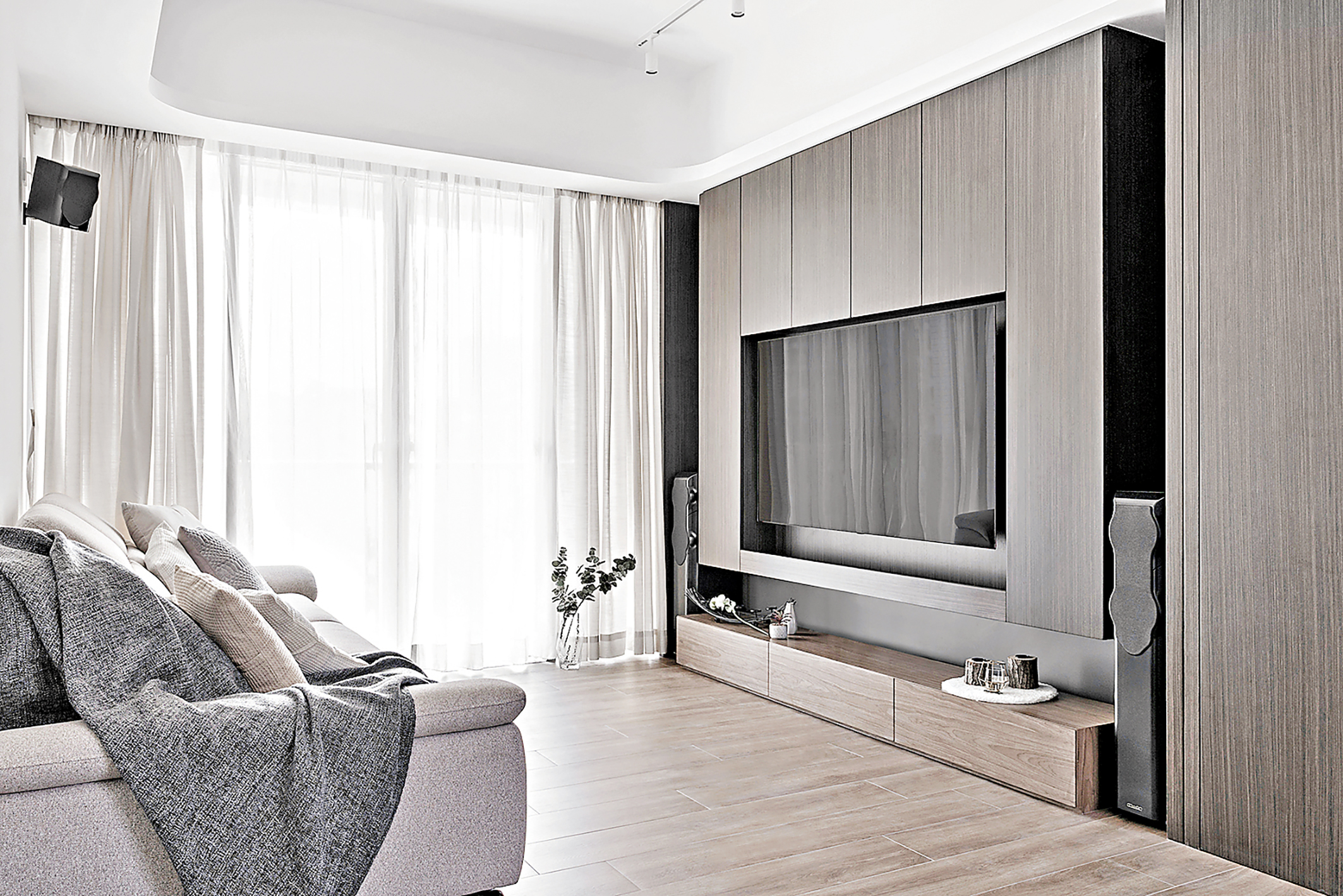 ■客廳採用中空白色天花，與深色的電視牆自然配合。