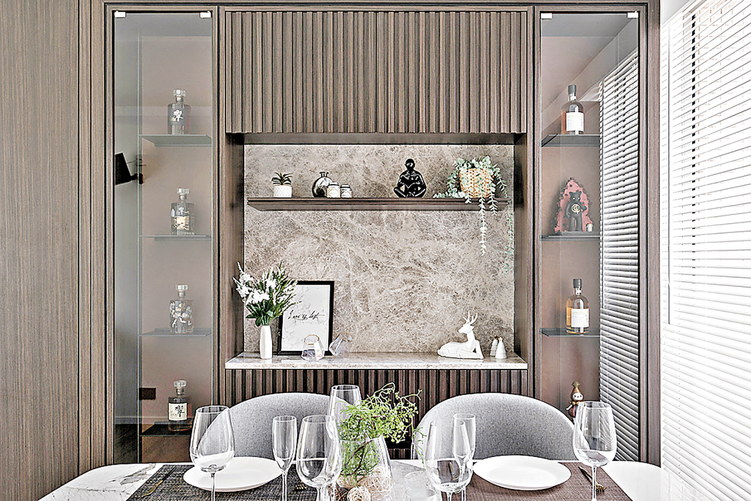 ■酒櫃用上金屬片層架， 輕盈的感覺加上背面的皮革飾面，達至高貴的感覺。