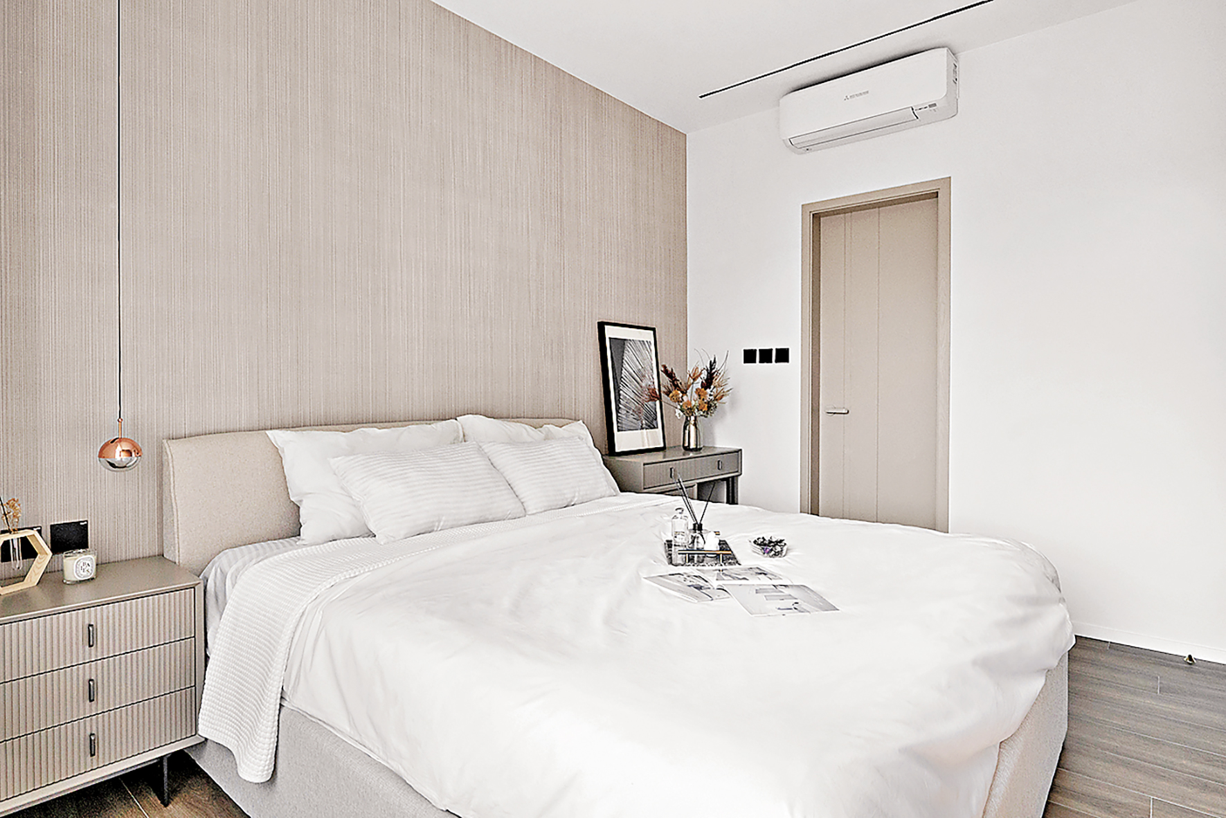 ■主人房採用淺色明亮色系作主調。