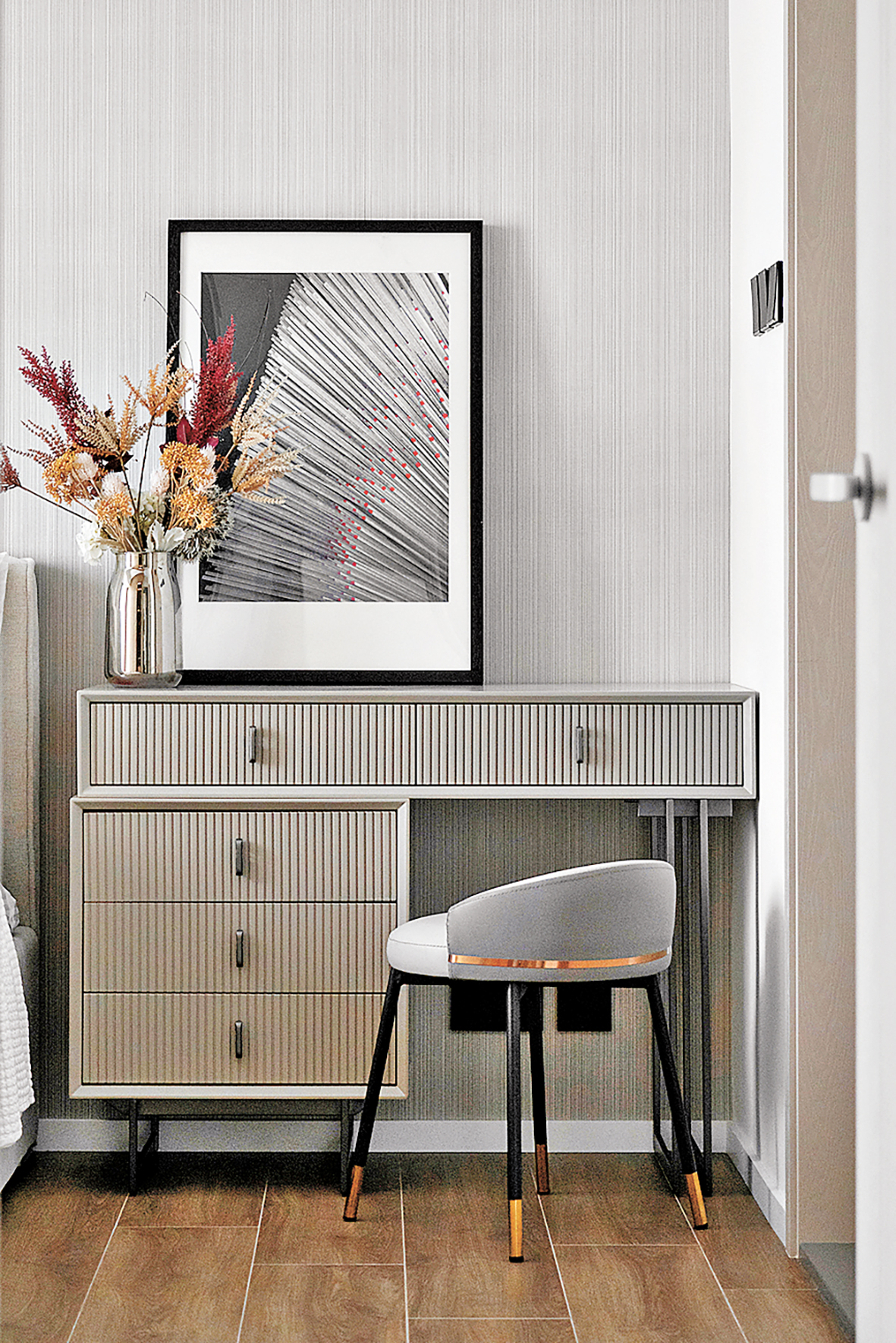 ■條紋小書桌與條紋牆身，色彩一深一淺，十分配搭。