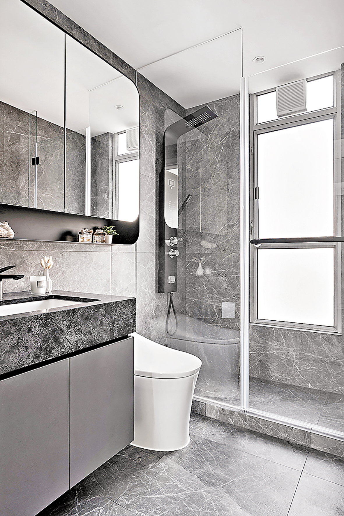 ■浴室用上深灰色的雲石紋磁磚，帶來時尚感。