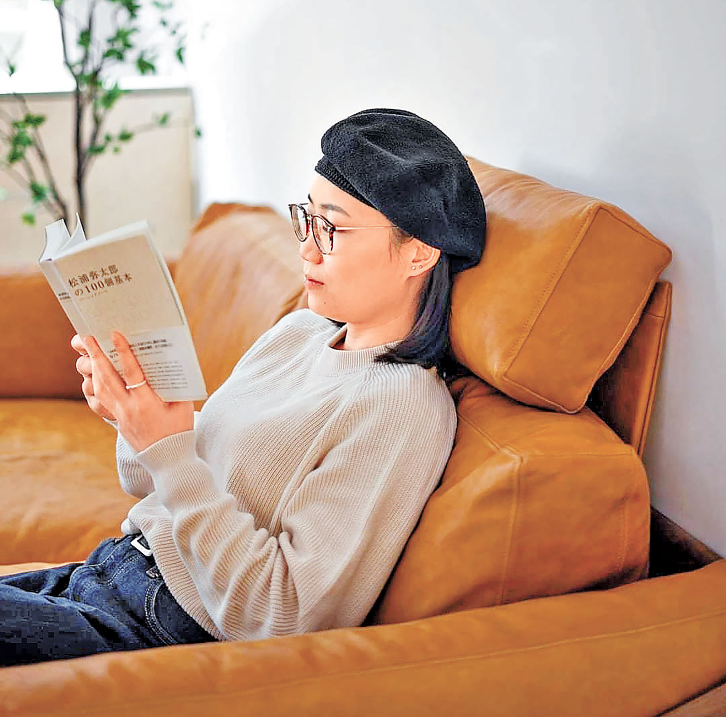 ■靠着馬皮梳化的頭枕和靠背看書，倍覺舒適。