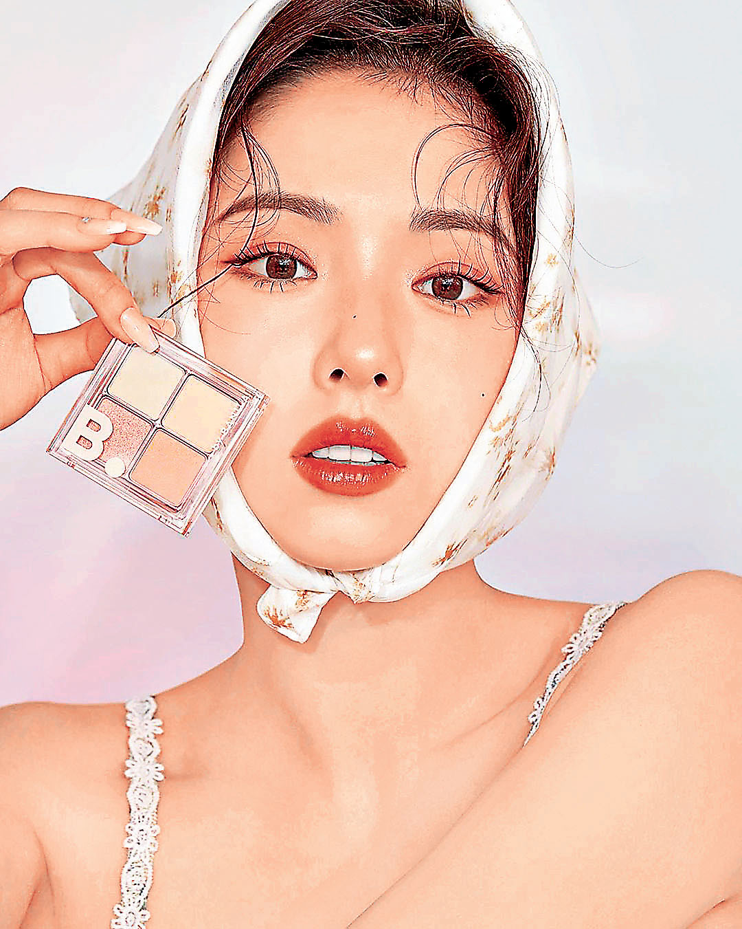 ■申世景的亮麗彩妝。