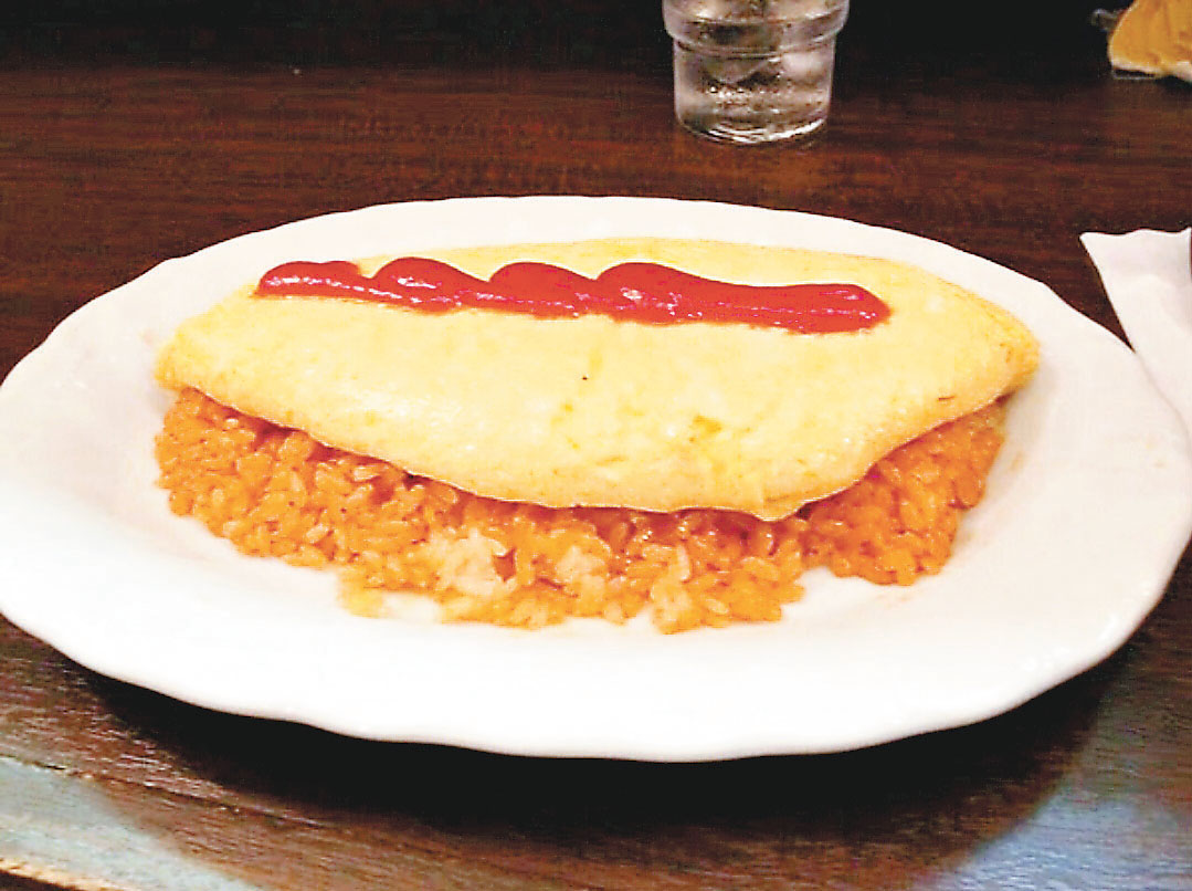 ■喫茶YOU使用番茄醬炒飯作為蛋包飯基底。