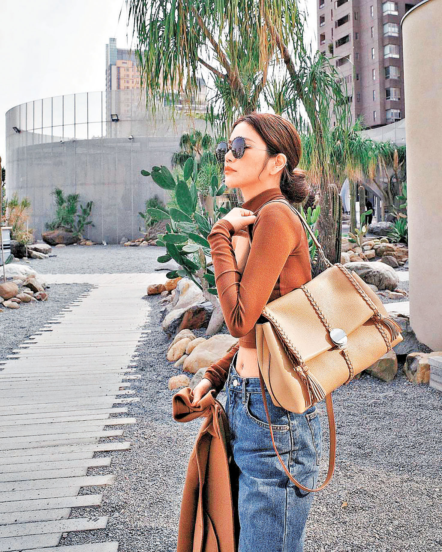 ■許路兒性感搭配牛奶咖啡色中型Penelope包。 Ig@lurehsu