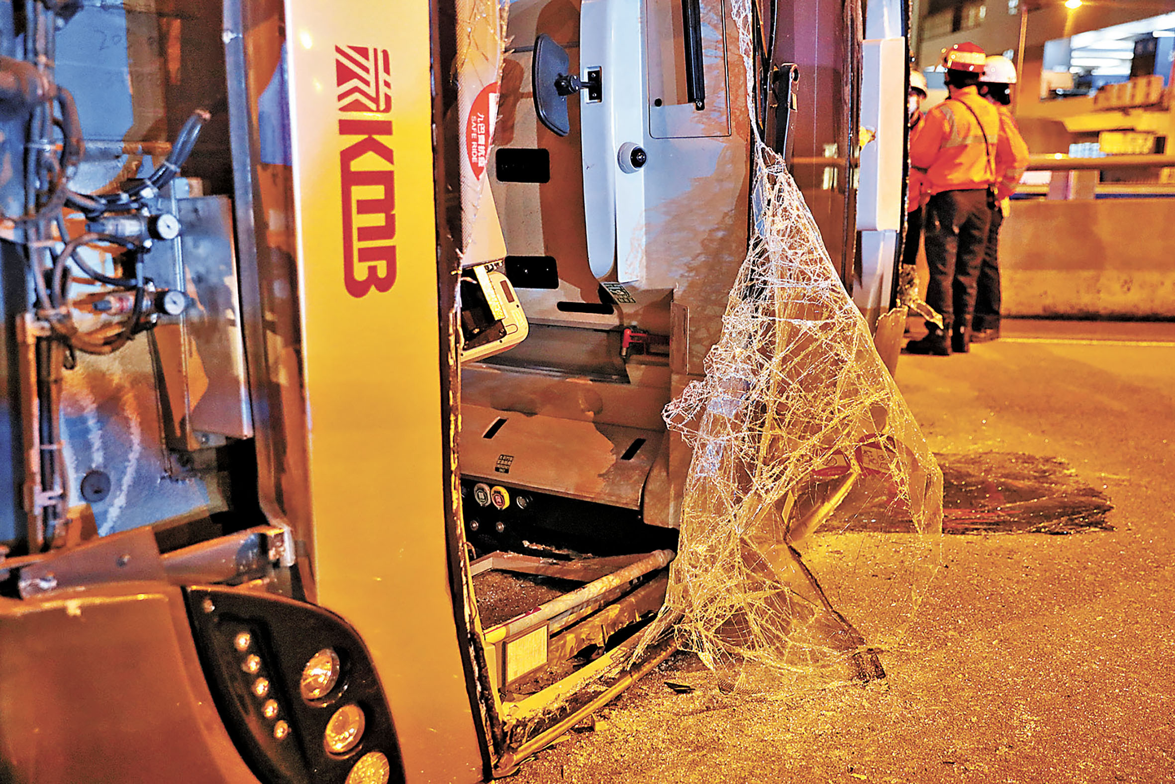 ■巴士失事擋風玻璃破裂，上層前排乘客最危險。   資炓圖片