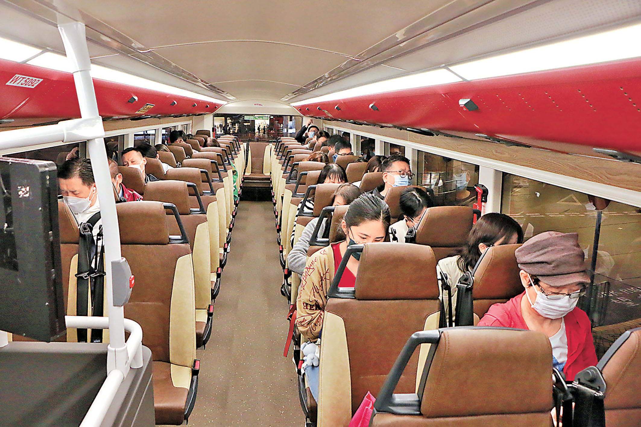 ■上層乘客最好扣好安全帶，以防巴士失事被拋出車外。   資料圖片