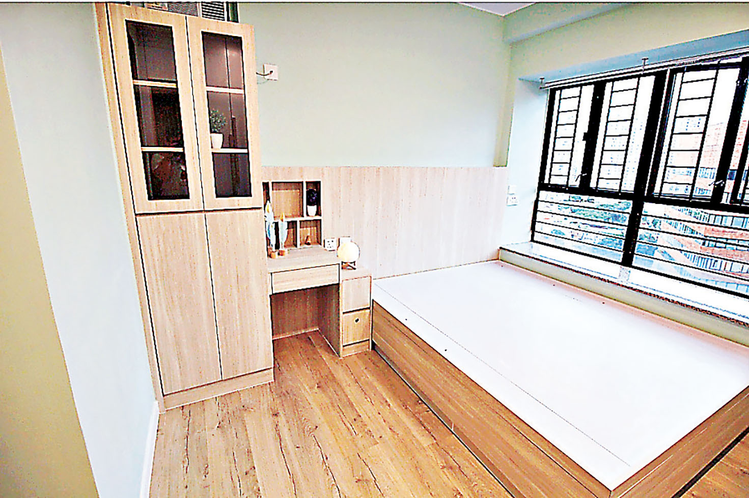 ■睡房的裝飾櫃、梳妝枱、大床以至地板都是統一的條紋木色。