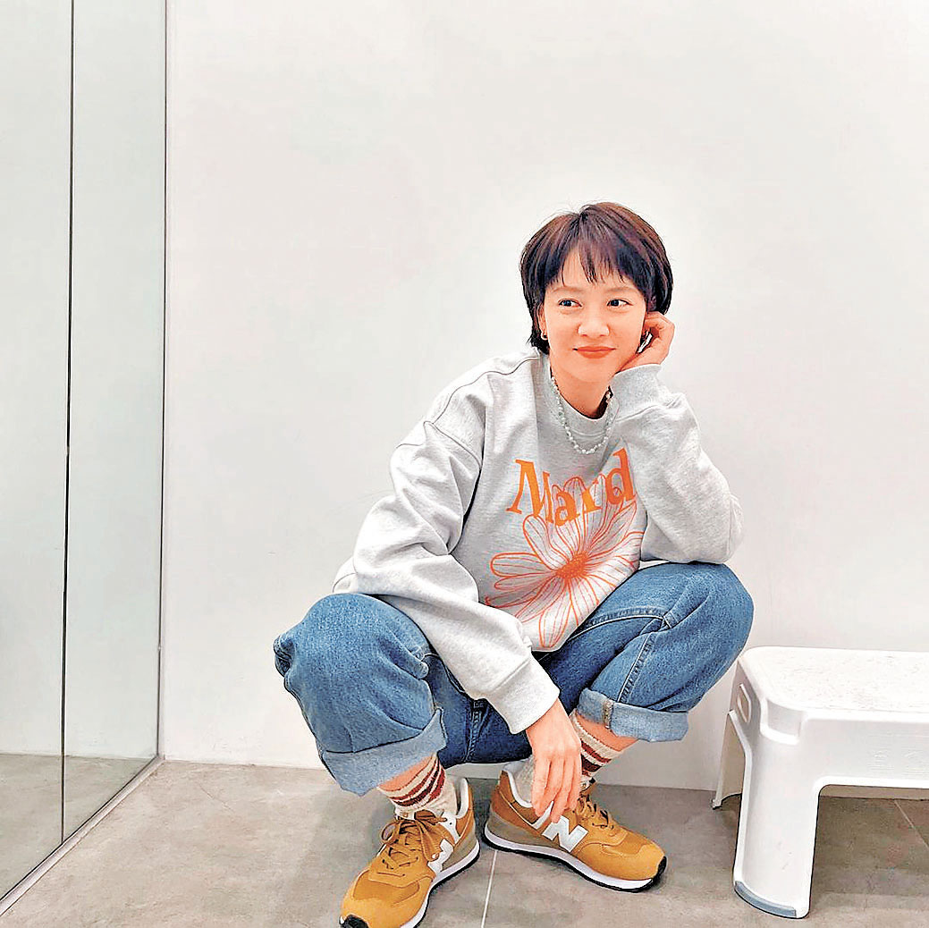 ■宋智孝穿搭經典款小雛菊衞衣。