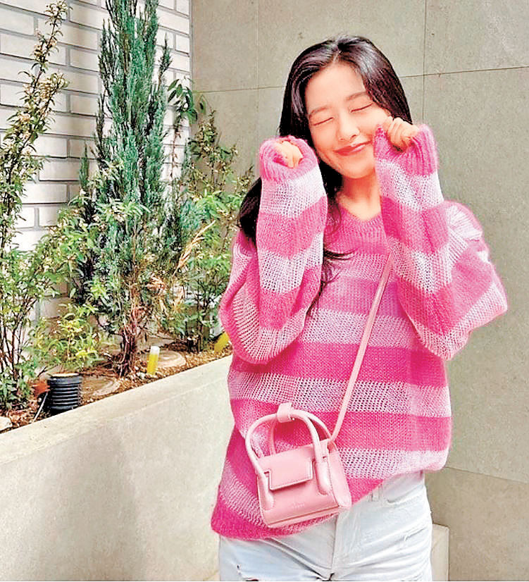 ■韓團IVE的安俞真身上的粉紅小方包好有春天氣息。