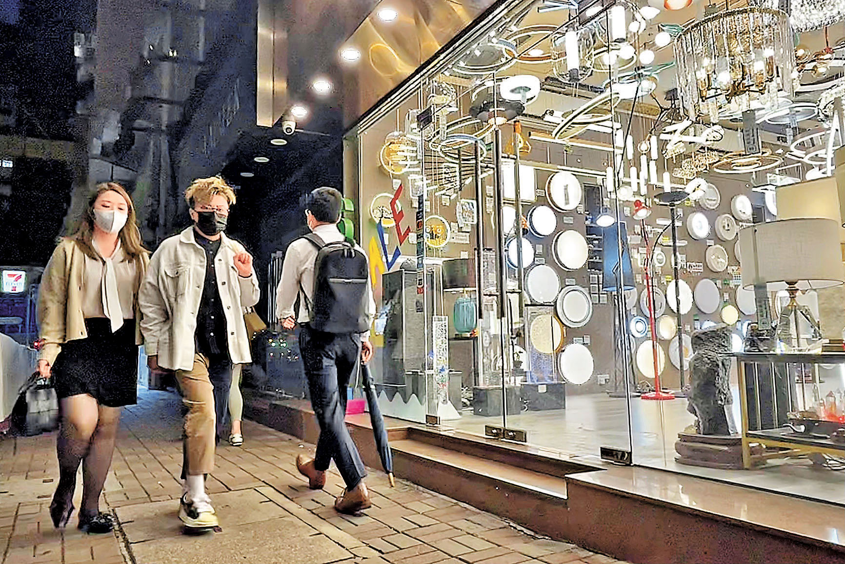■電力燃料費不斷加。