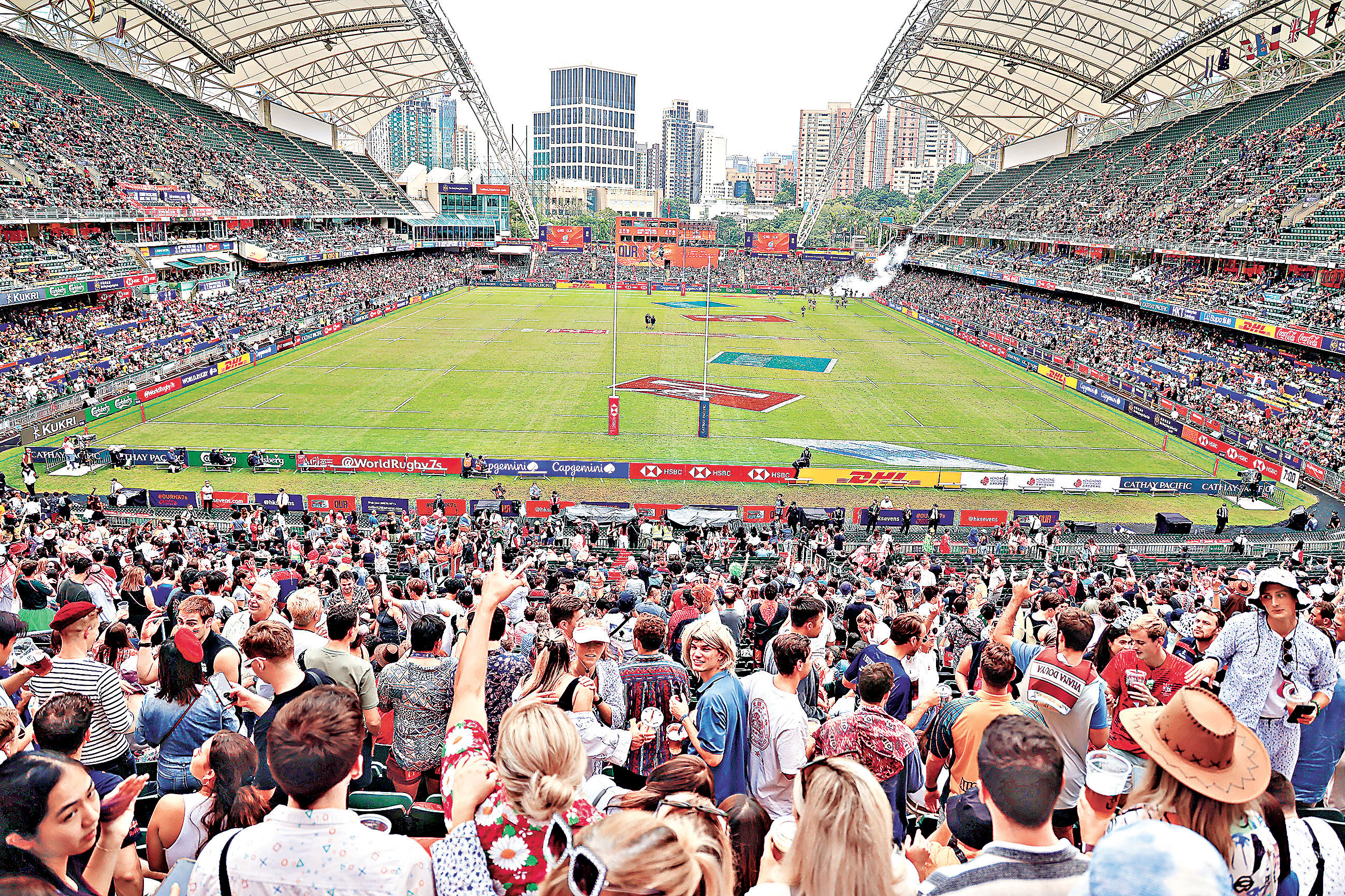 ■過往的欖球賽，現場氣氛高漲。