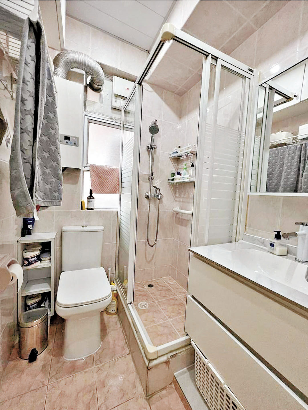 ■浴室採用趟門式淋浴間。