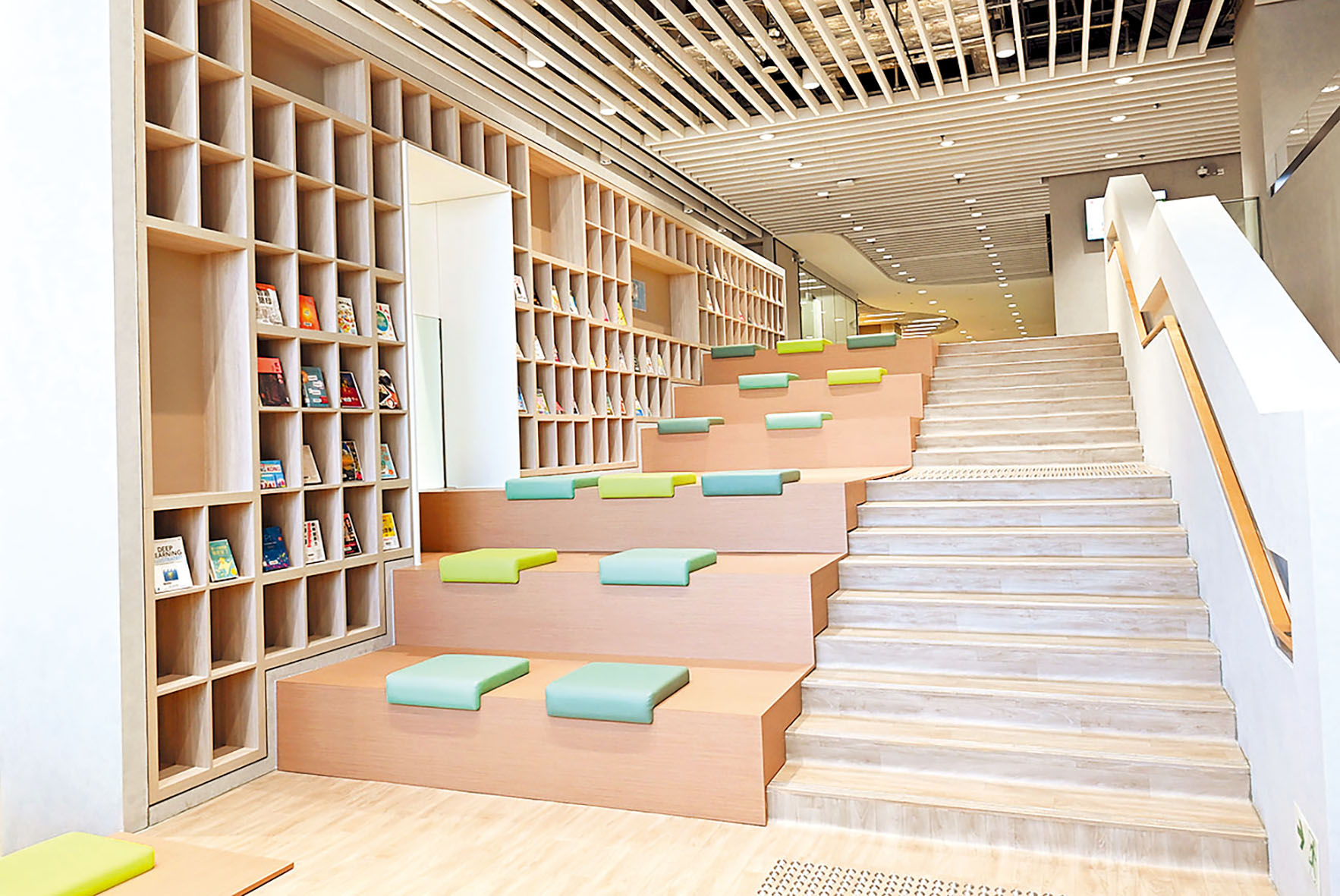 ■圖書館在樓梯旁設有台階，讀者可以隨意安坐閱讀。