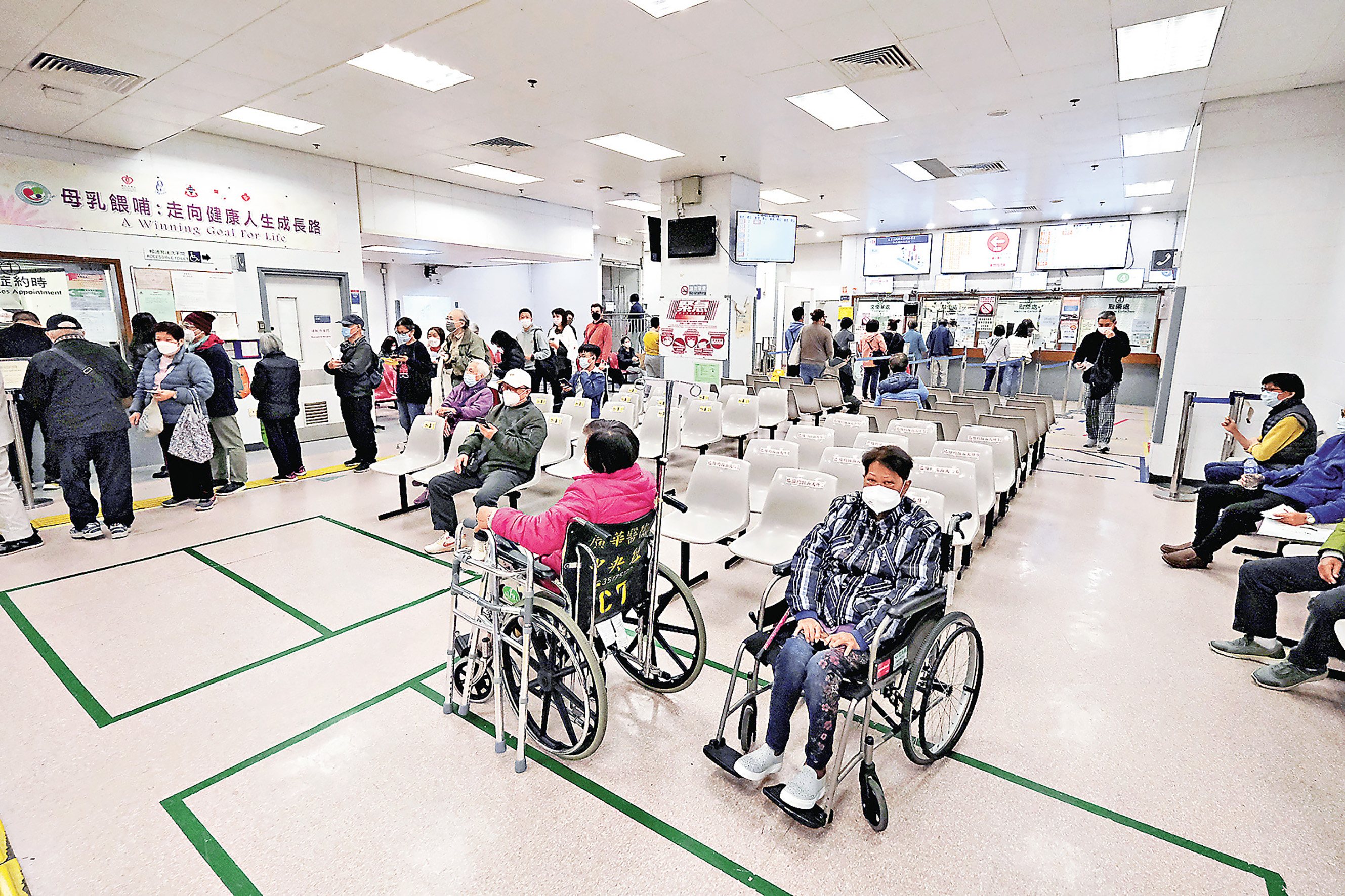 ■每逢長假期，公立醫院門診都會逼滿求診市民。   資料圖片