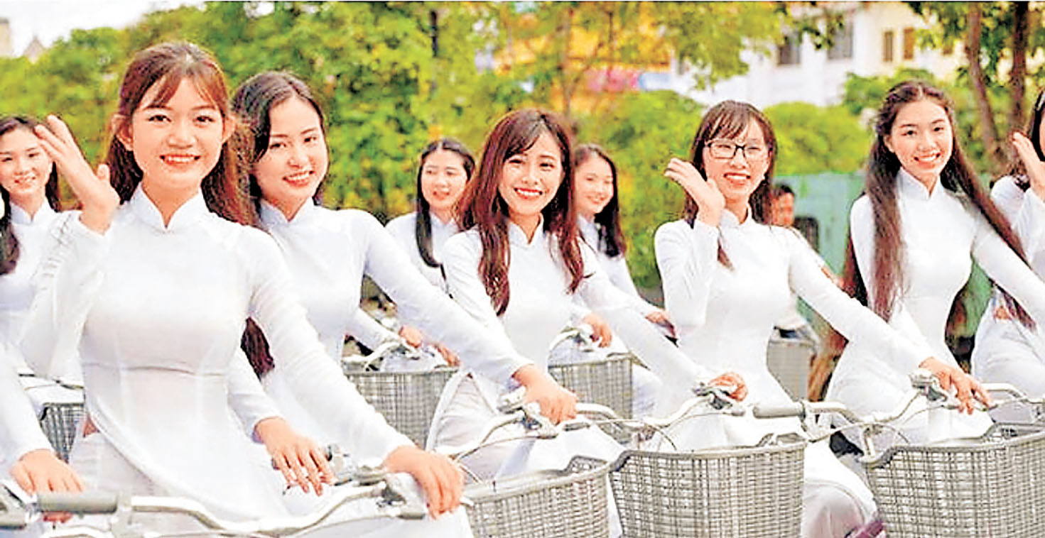 ■在河內市區，經常會見到穿着白色衣裳的越南少女旅遊大使。