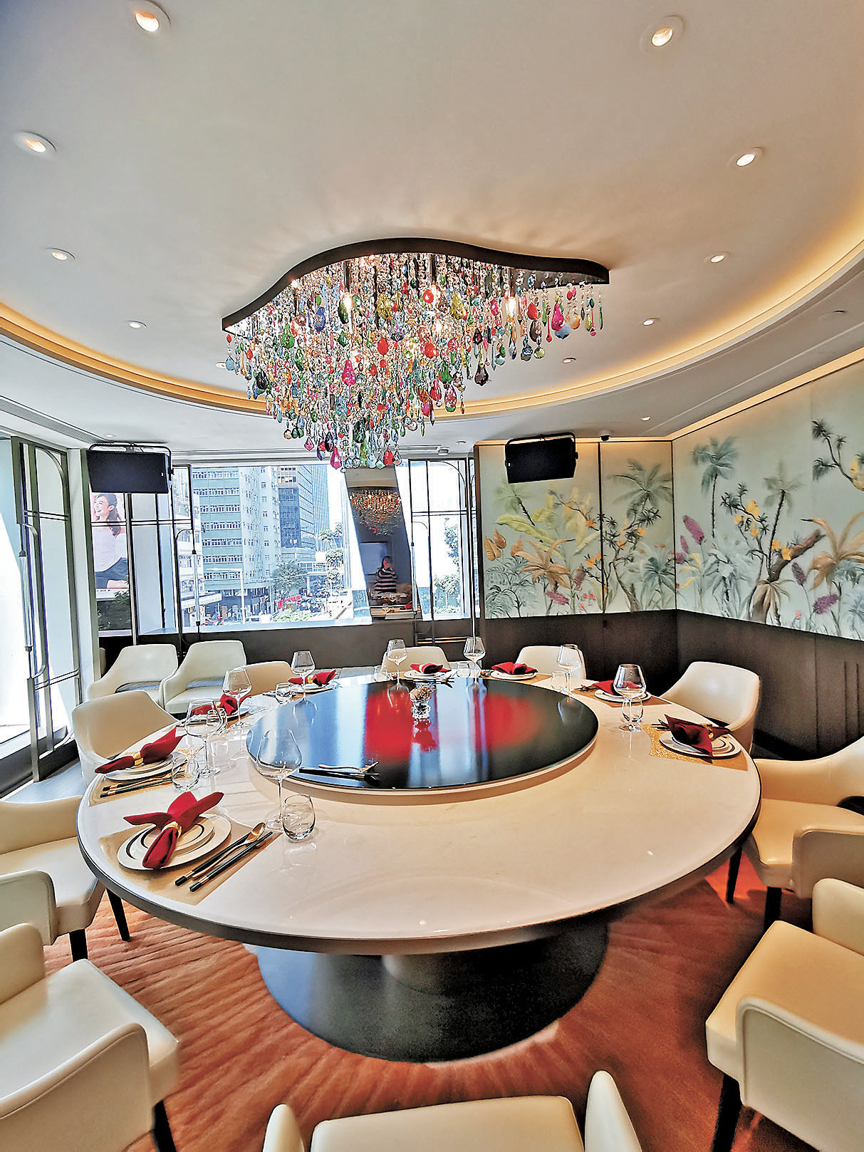 ■耗資五千萬，由國際著名室內及建築設計師梁志天設計的餐廳。