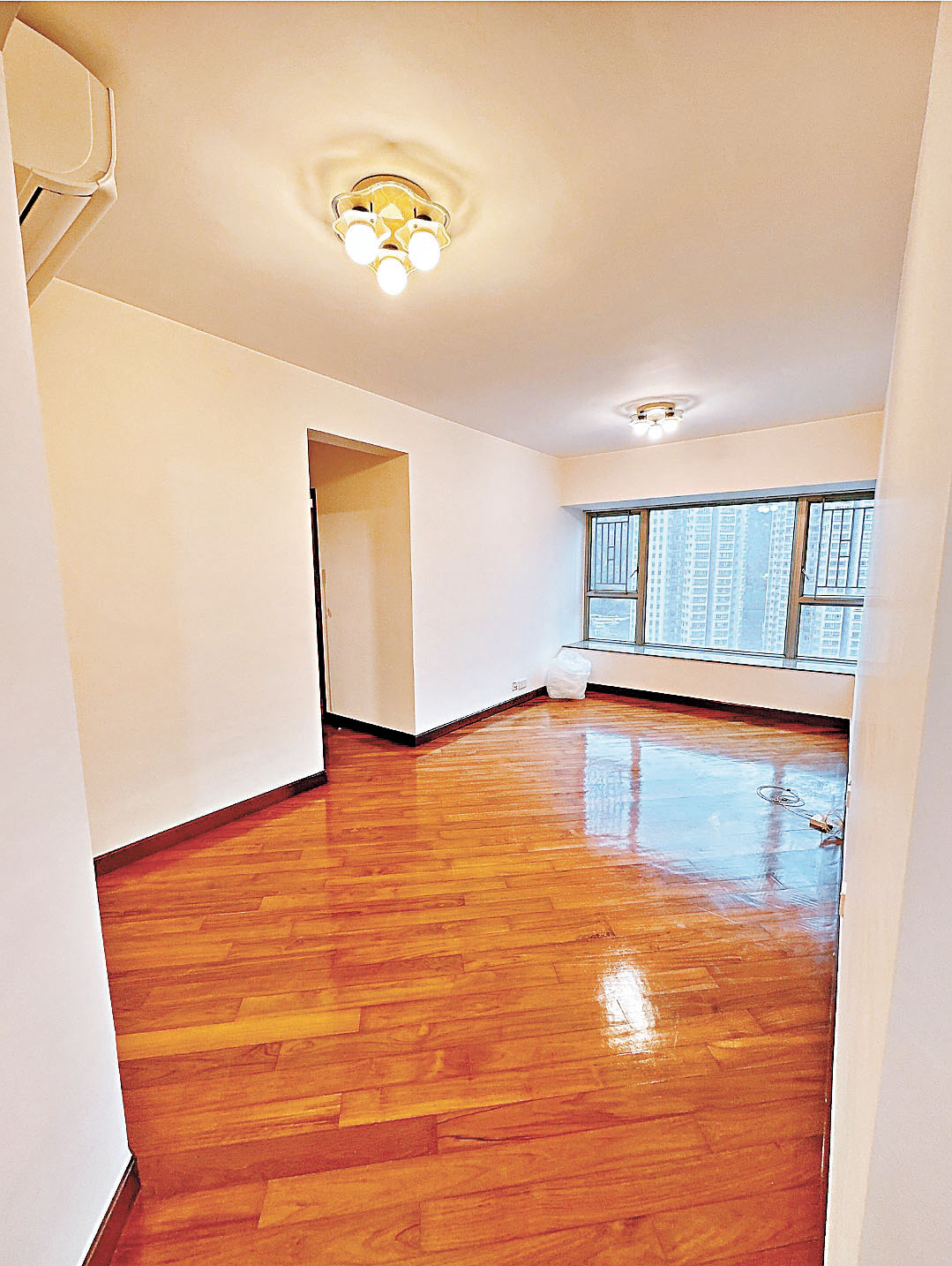 ■大廳配合大窗台。