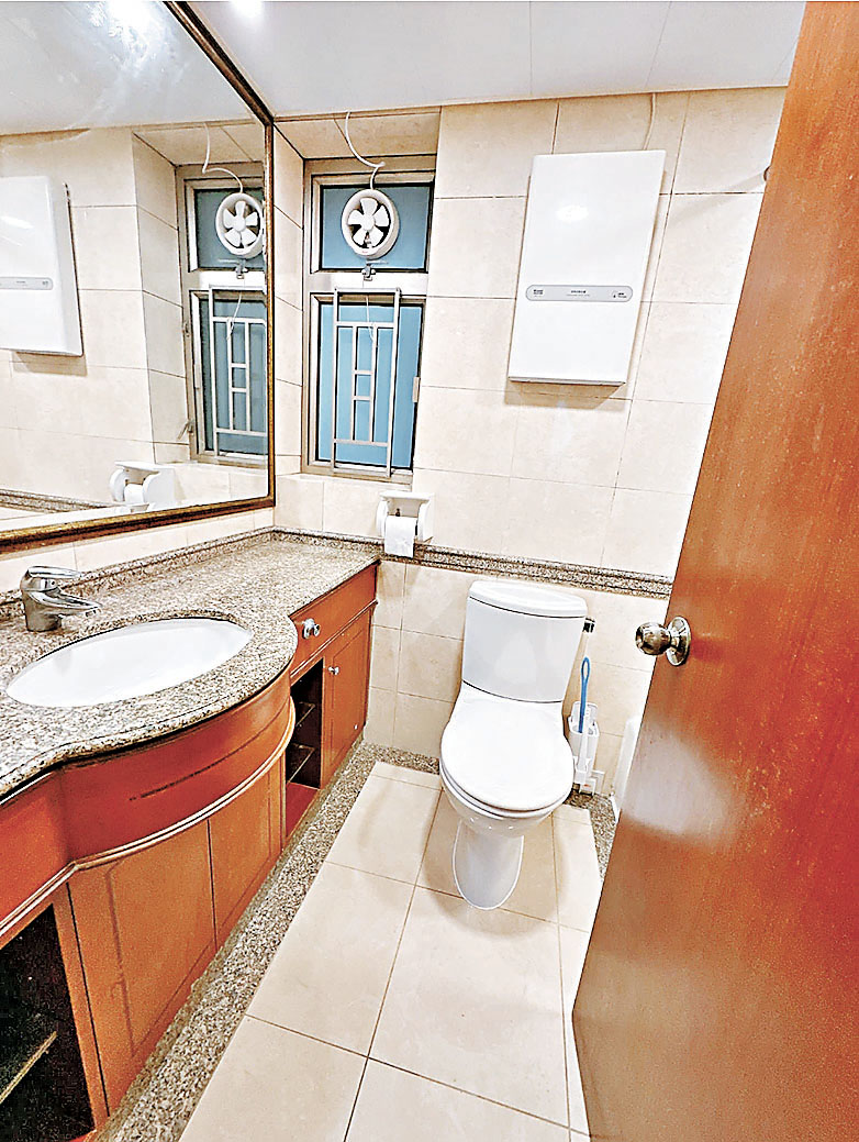 ■廁所設有大梳妝鏡及麻石枱面洗手盆。