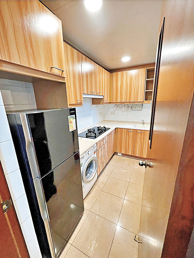 ■長方形梗廚，廚櫃充足外，還可放置洗衣機和雪櫃。