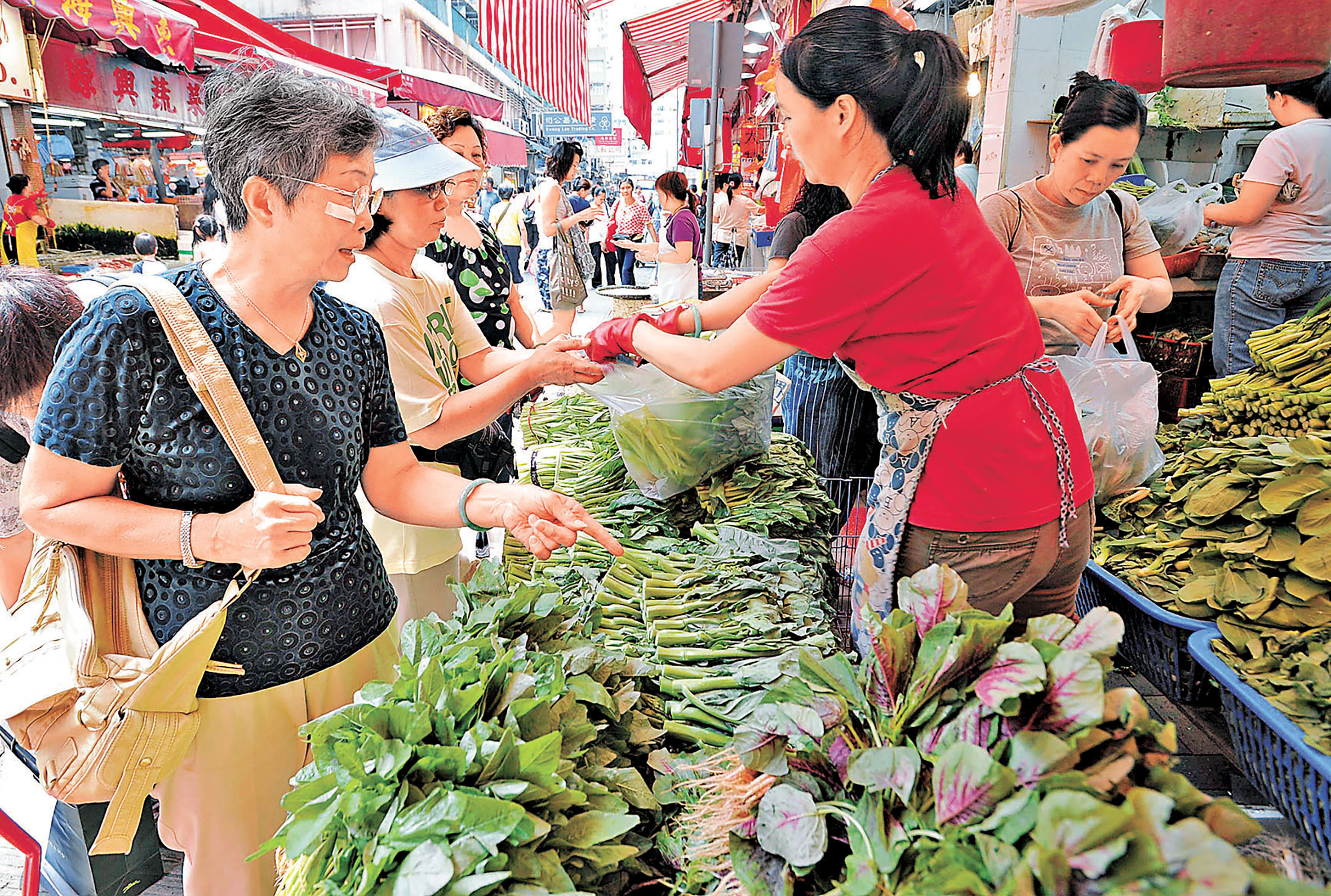 ■主婦們購買新鮮蔬菜，煮番餐家常小菜。   資料圖片