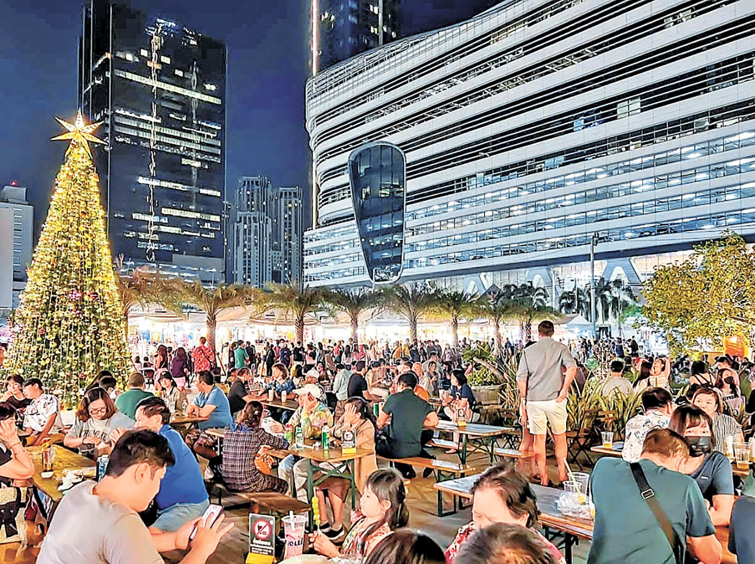 ■喬德夜市中央的露天食堂，可坐低慢慢用餐。