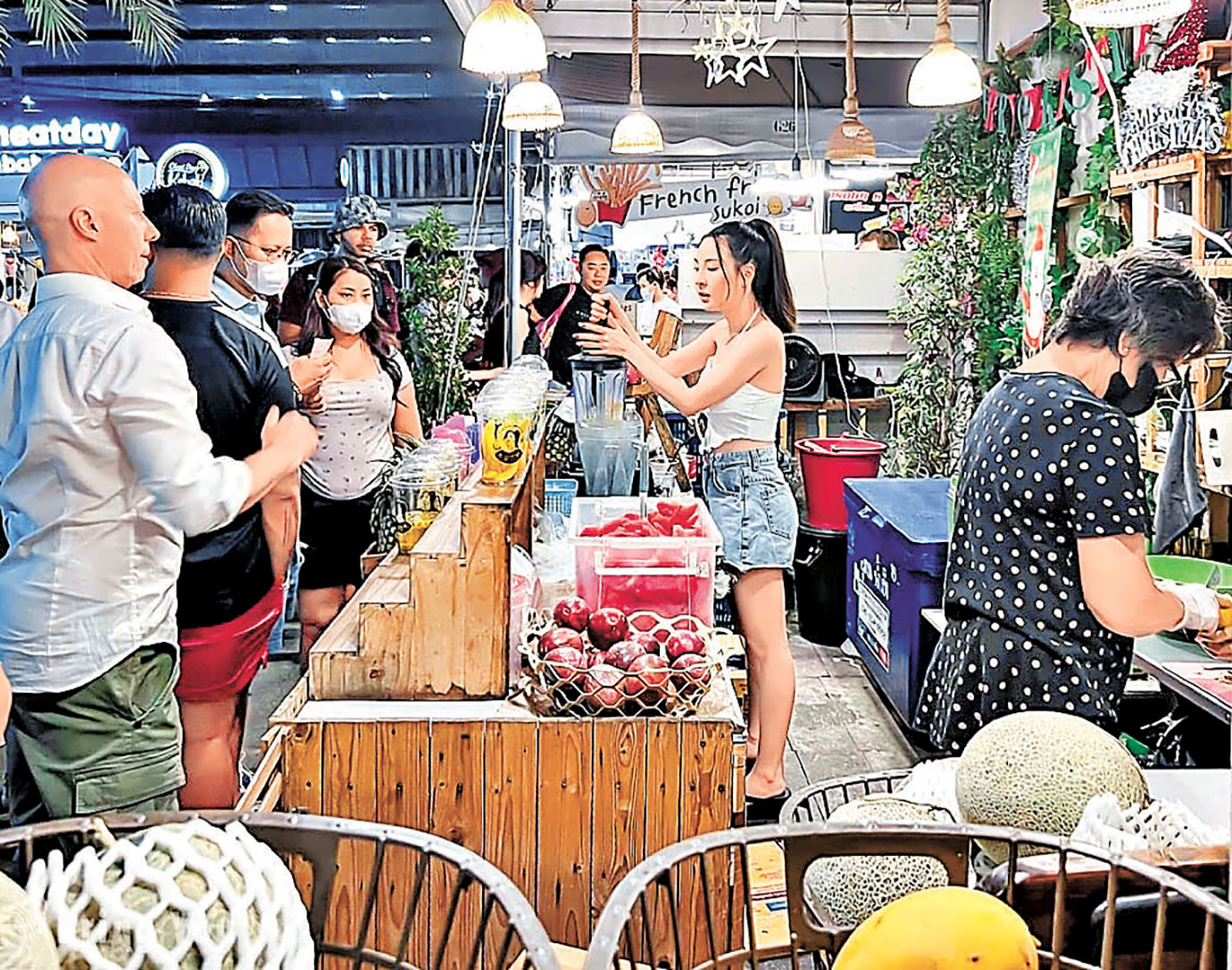 ■水果西施的鮮果檔經常擠滿遊客。