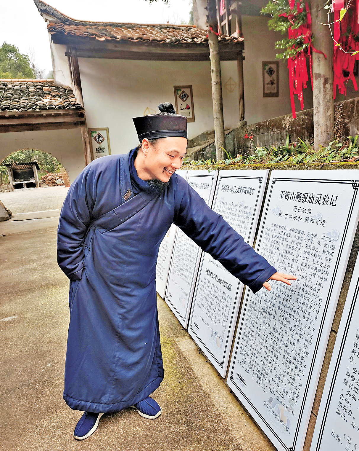 ■雲騰飈馭祠的鄧道長介紹道館的歷史故事。