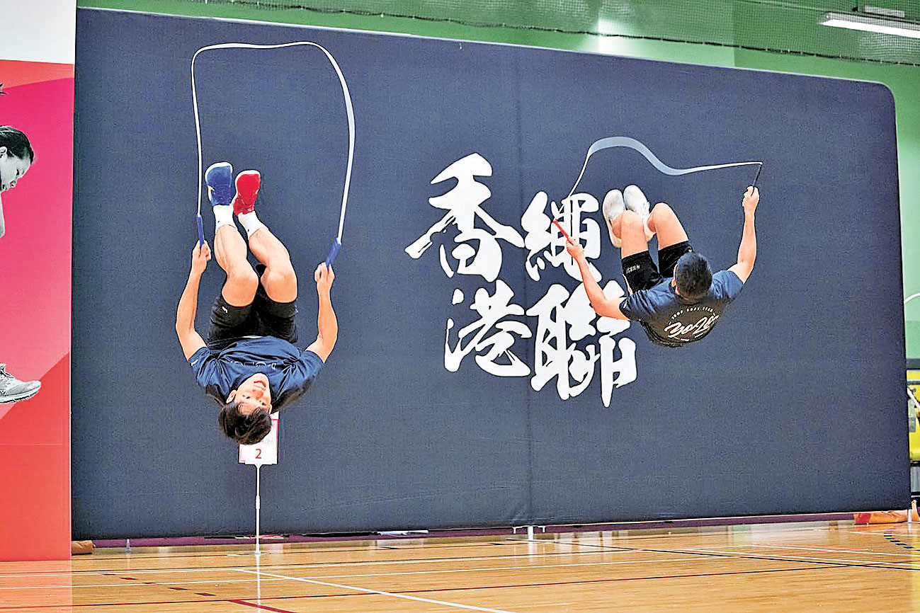 ■運動員揮動繩子配合騰空力，展示花式跳繩技巧。