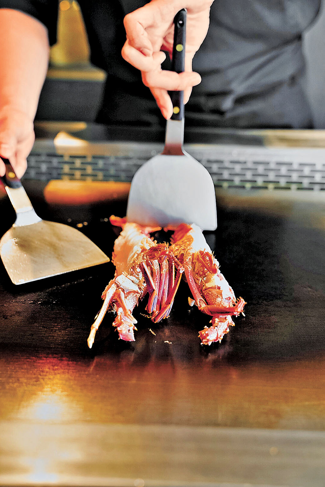 ■料理長即席拆肉。