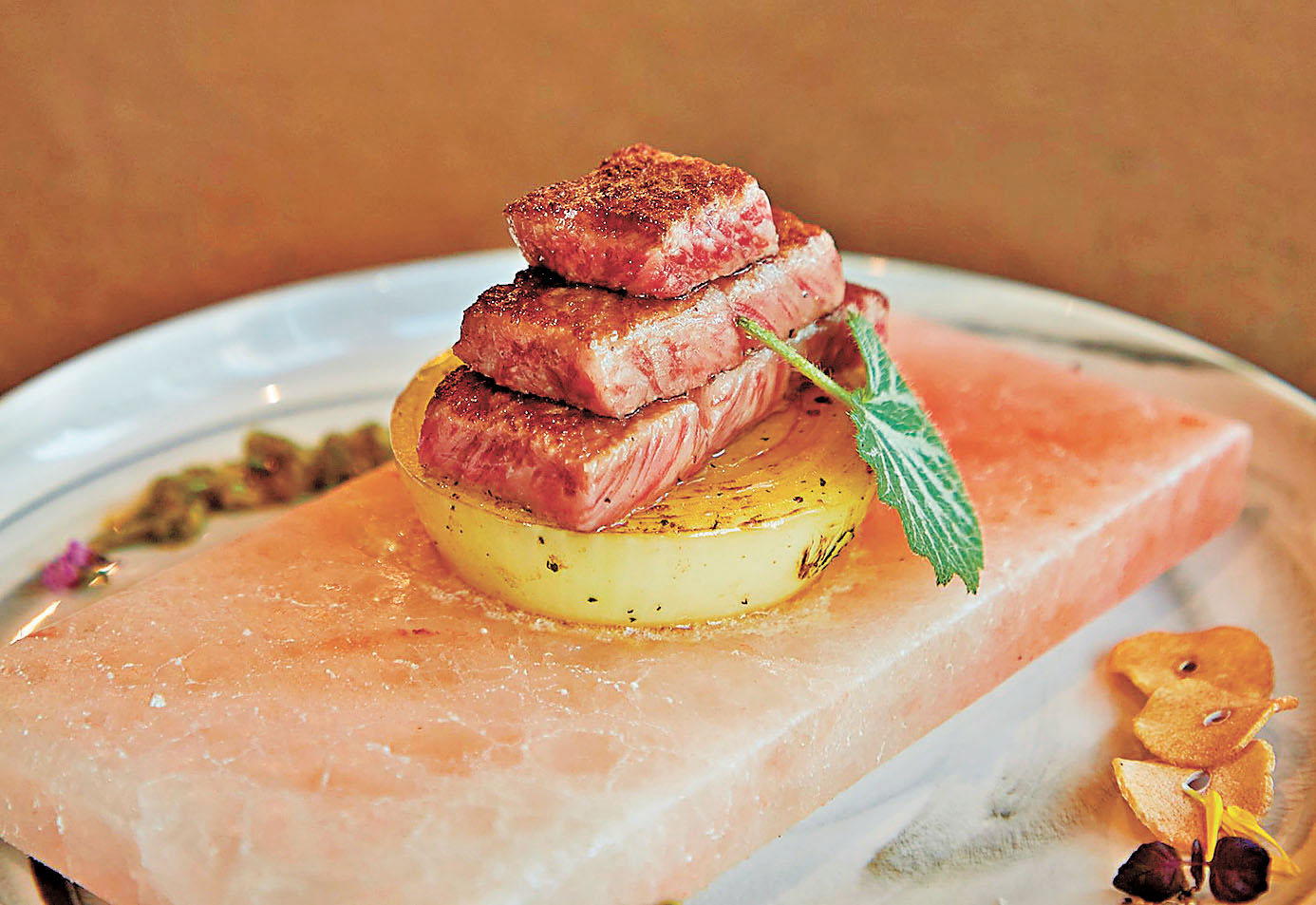 ■飛驒牛放在岩鹽板上，食法新鮮。