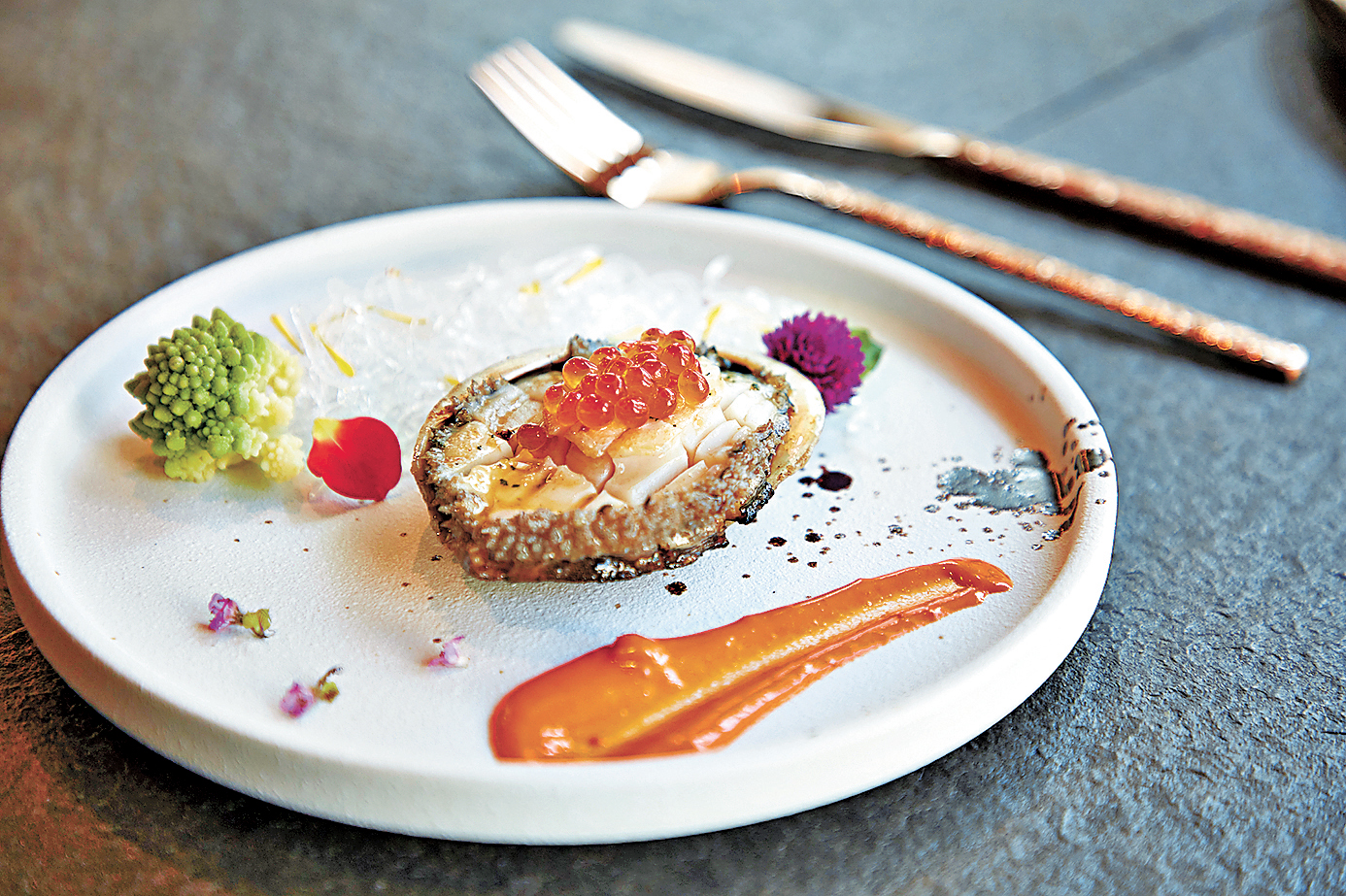 ■南非鮑魚配海膽忌廉汁，賣相吸引。