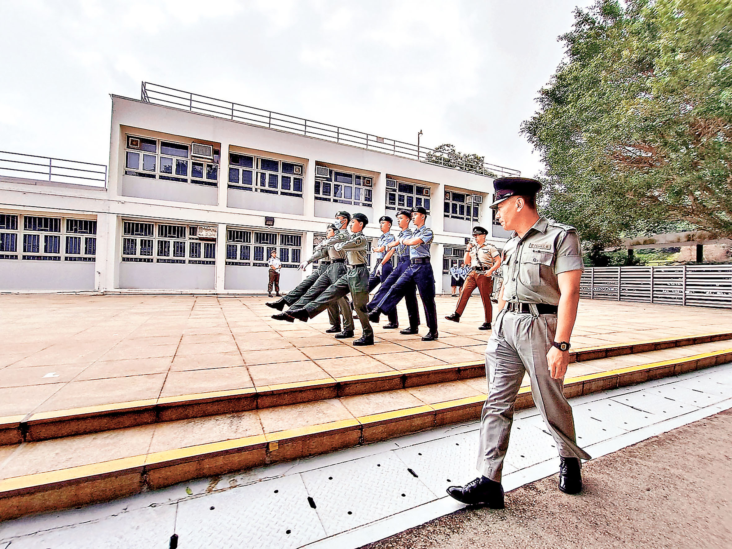 ■香港警察學院教官對升旗手進行中式步操訓練。